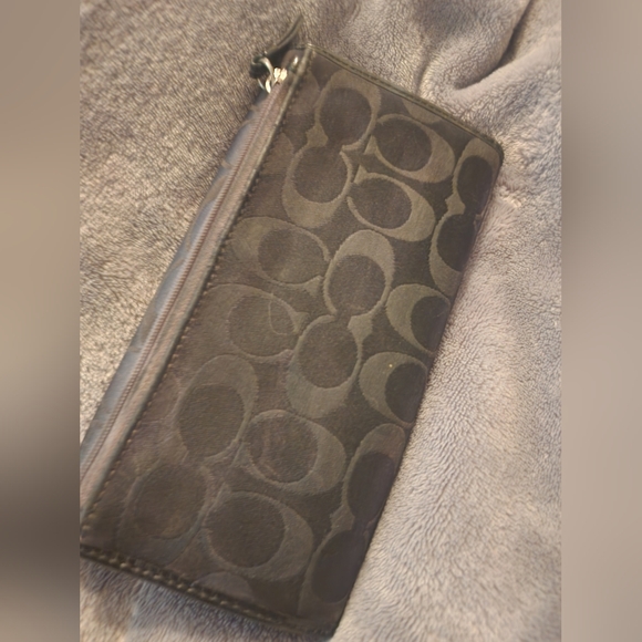 Coach Signature Wallet - Picture 7 of 8